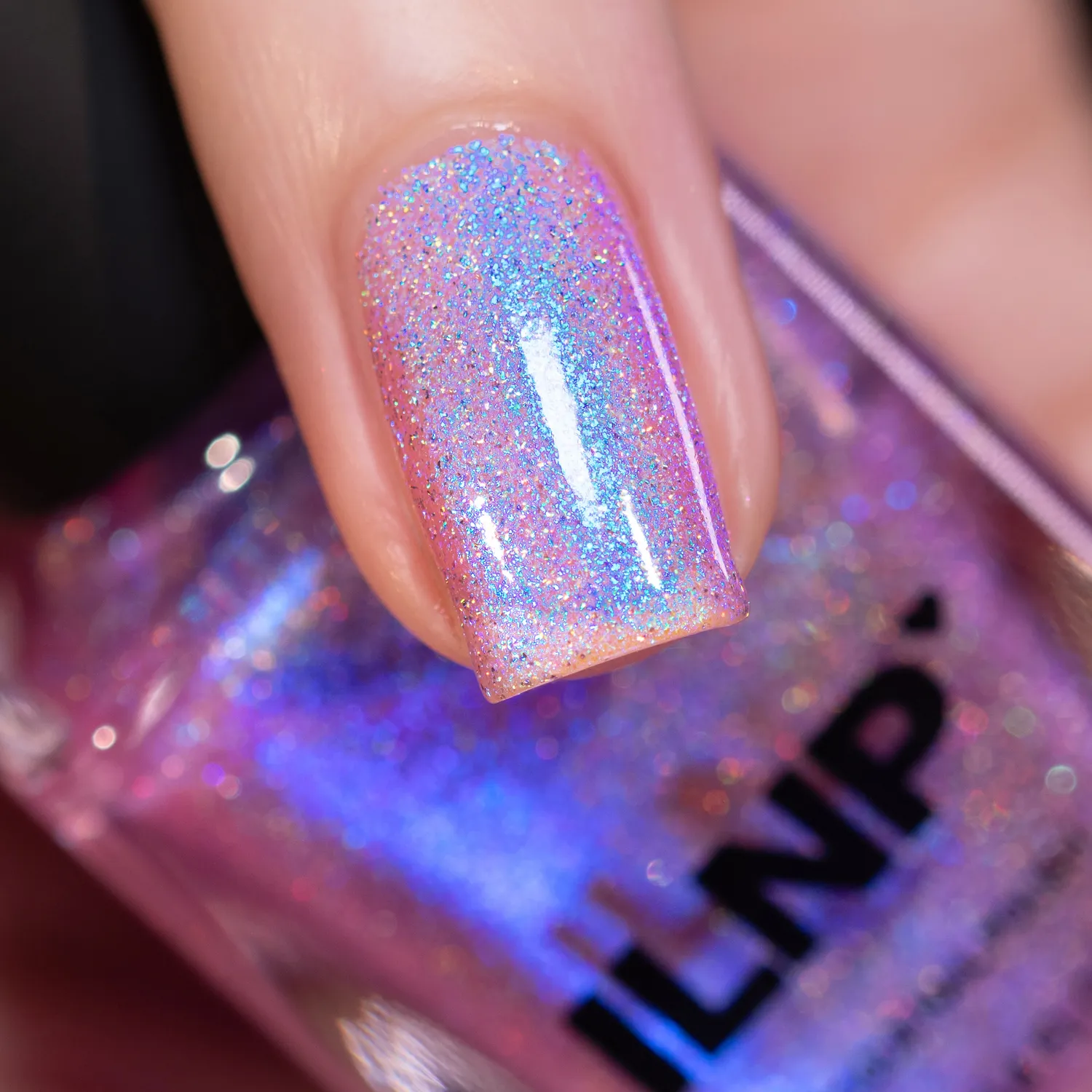 ILNP Flower Child nagellack ljusrosa jelly blått skimmer