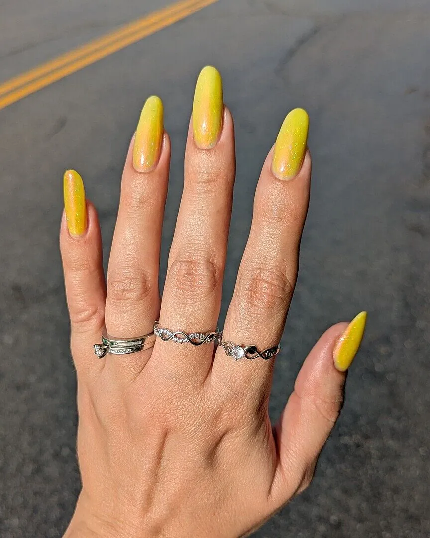 Cirque Colors Shaka nagellack gult rödguldgrönt skimmer