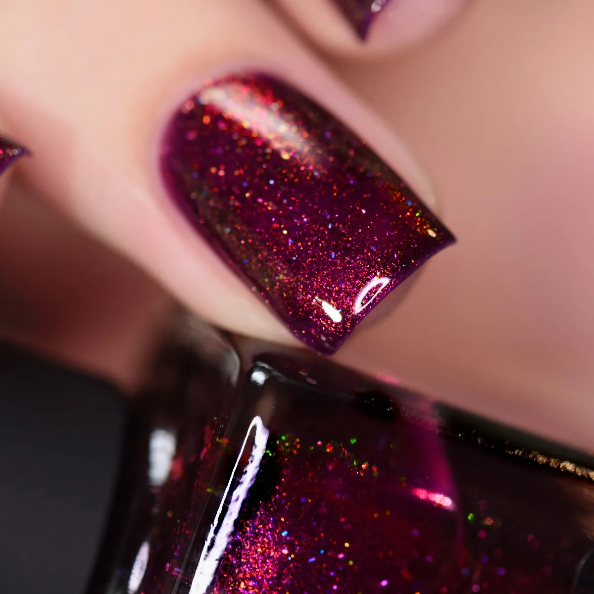 ILNP Royalty nagellack vinrött shimmer