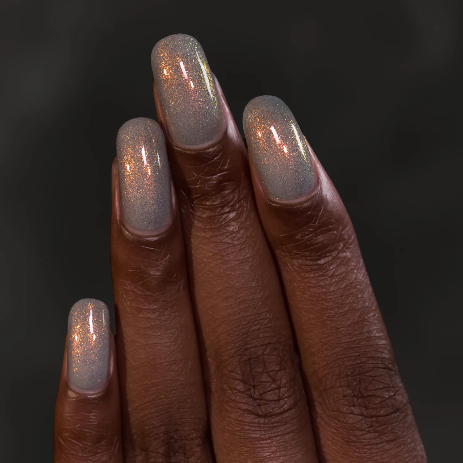 ILNP Flicker nagellack ljusgrå iriserande