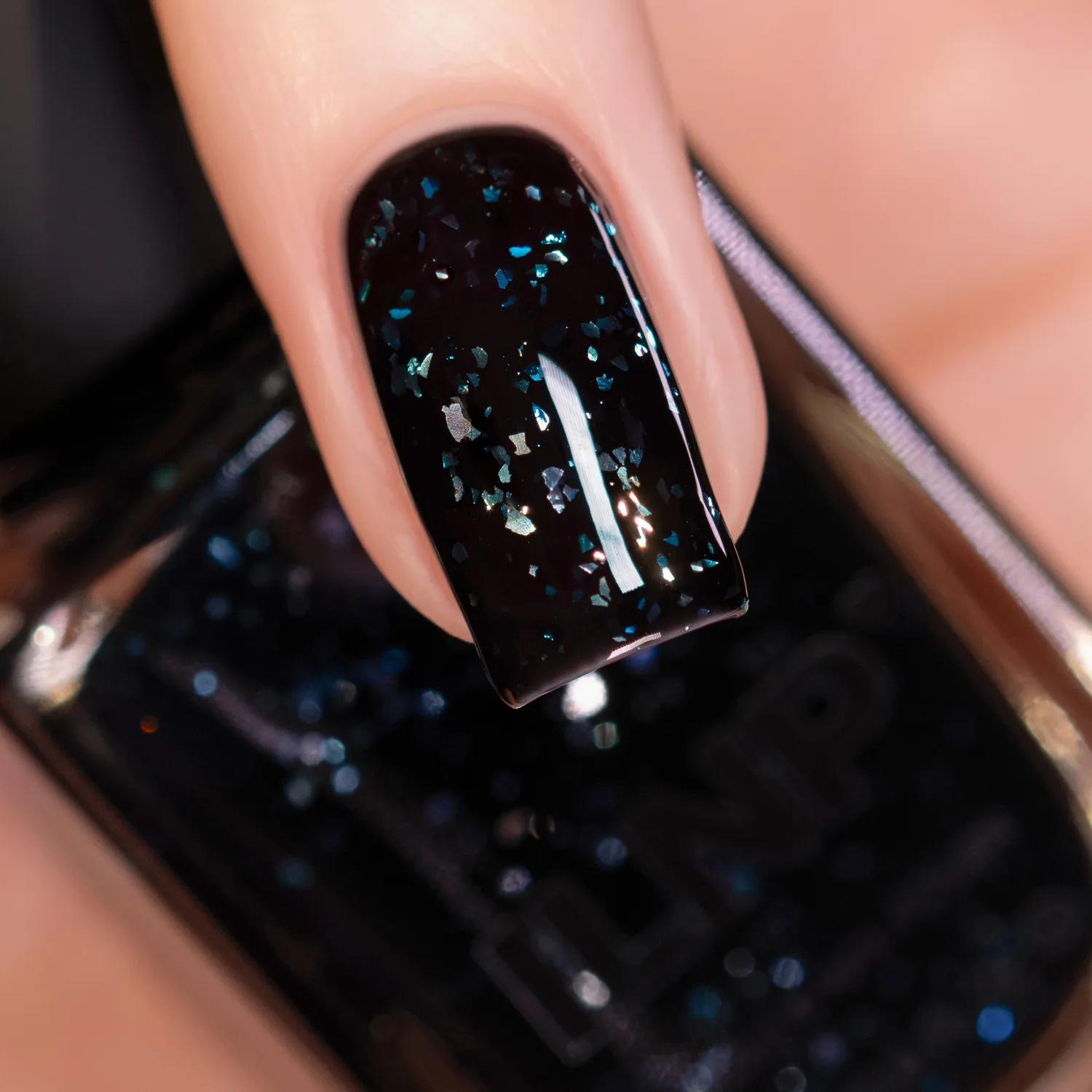 ILNP Opening Night Until Midnight nagellack svart flakie