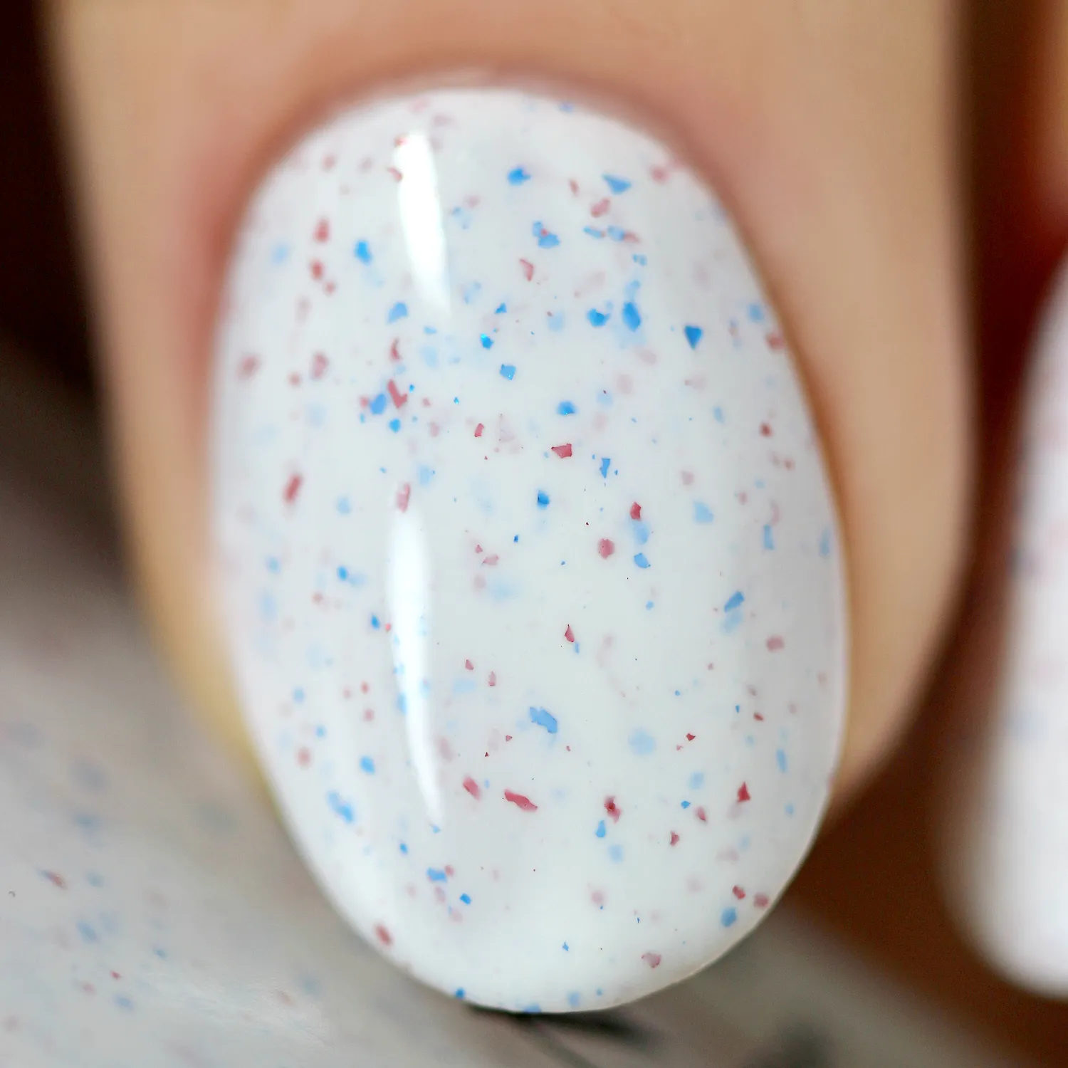 ILNP At Sea Liberty nagellack vit prickig