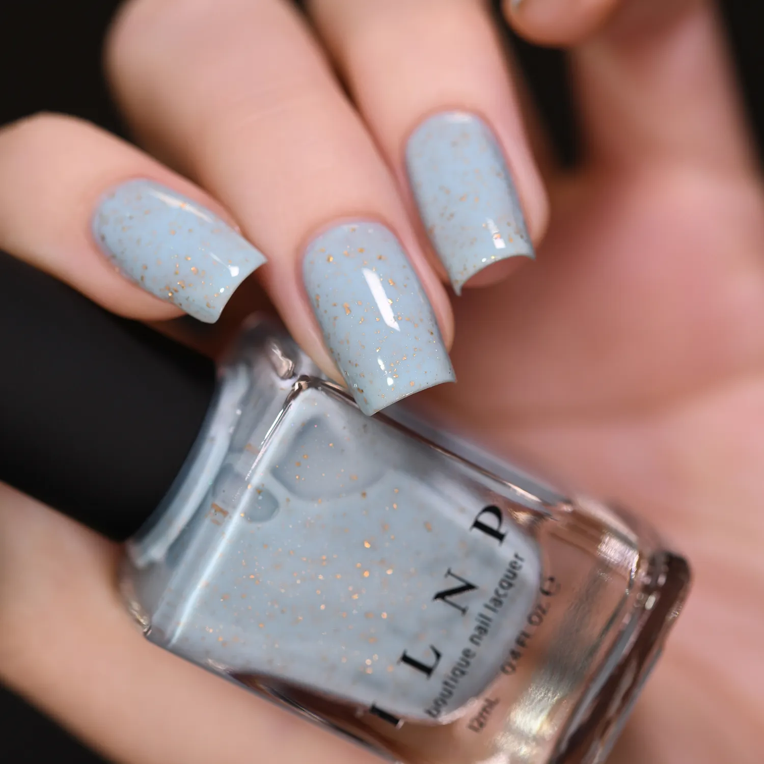 ILNP Snow Globe nagellack ljusblått holografiskt