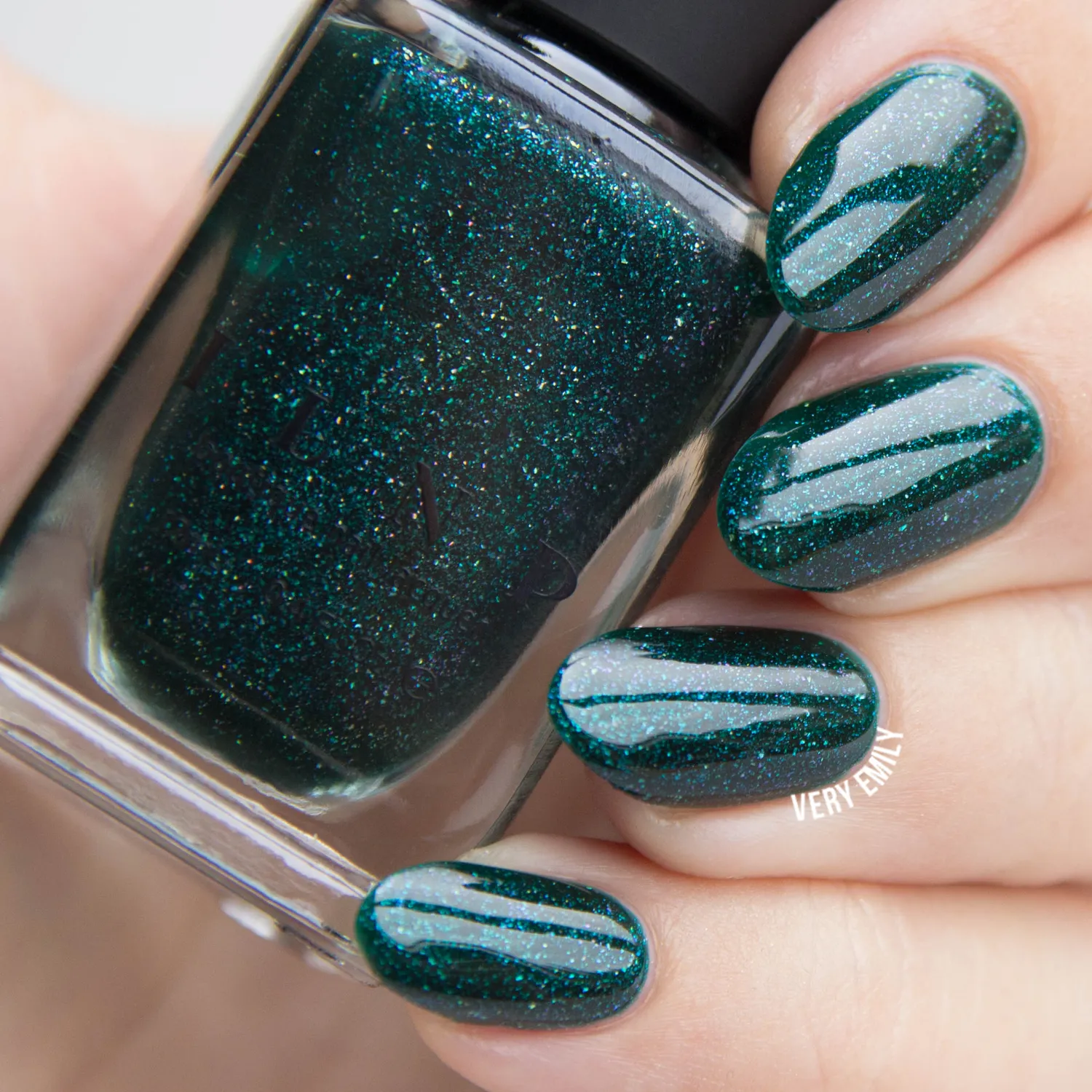 ILNP Fir Coat nagellack smaragdgrön holo