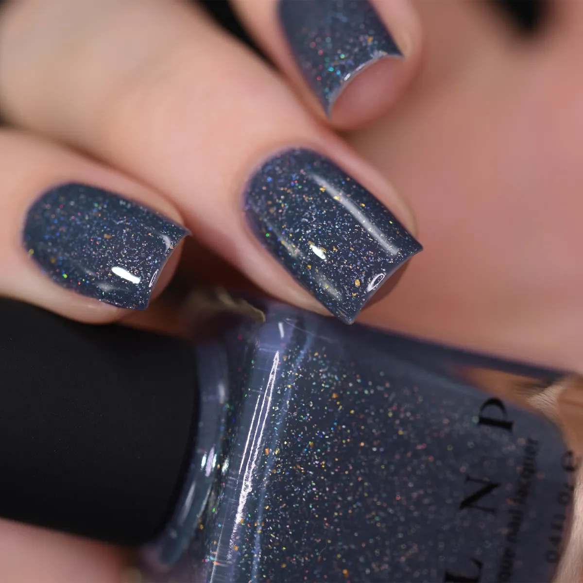 ILNP Better Days nagellack midnattsblått holografiskt