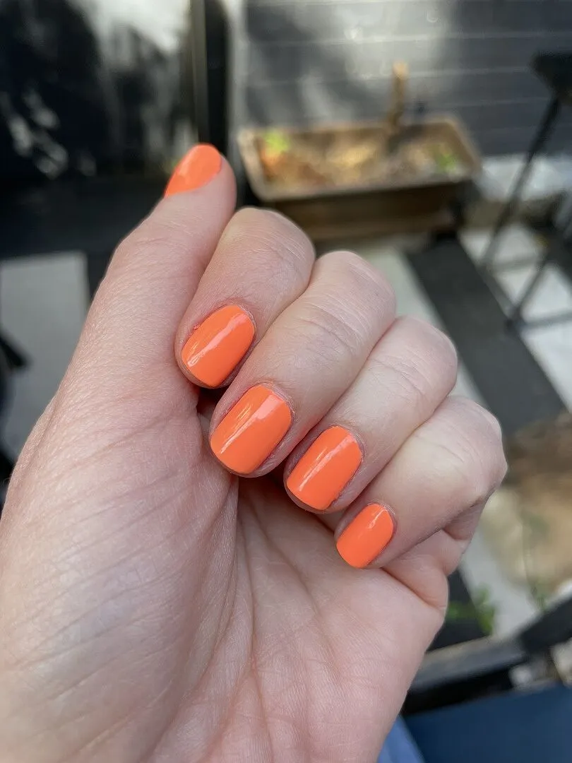 Cirque Colors Rumor Mill nagellack neonkorall kräm