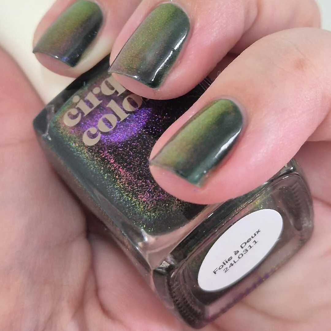 Cirque Colors Folie à Deux nagellack – magnetisk grön
