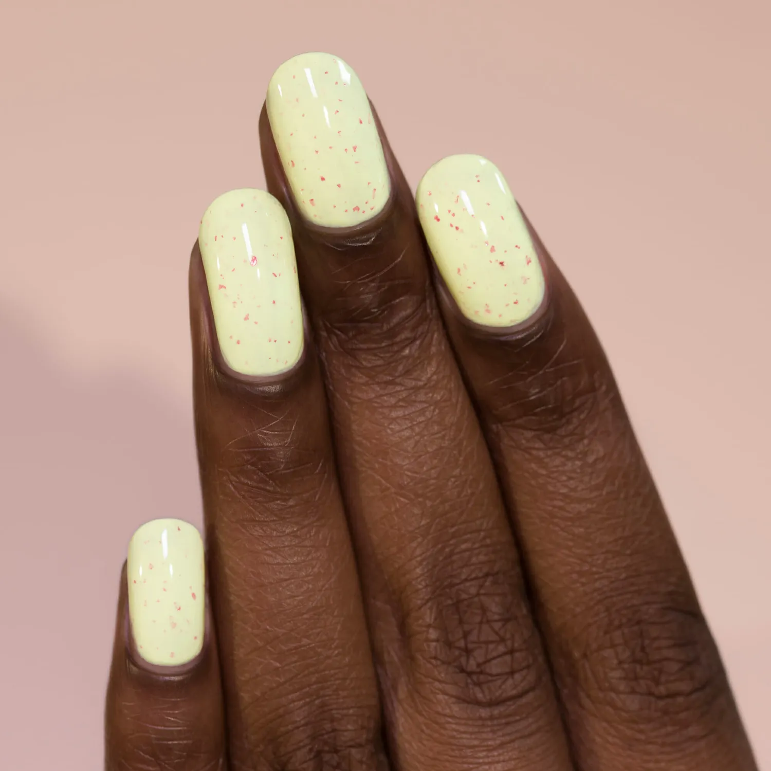 ILNP Lemon Cake nagellack pastellgult rosa flakes