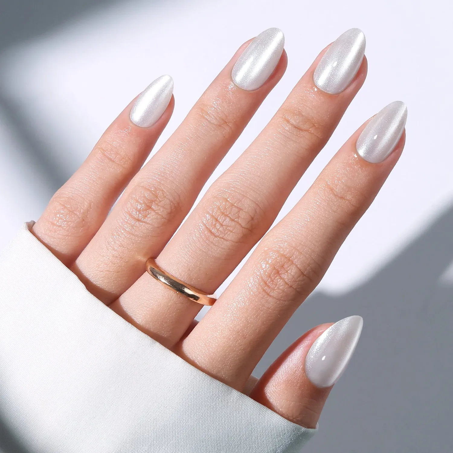 Modelones Ivory Shimmer lösnaglar vit cat eye