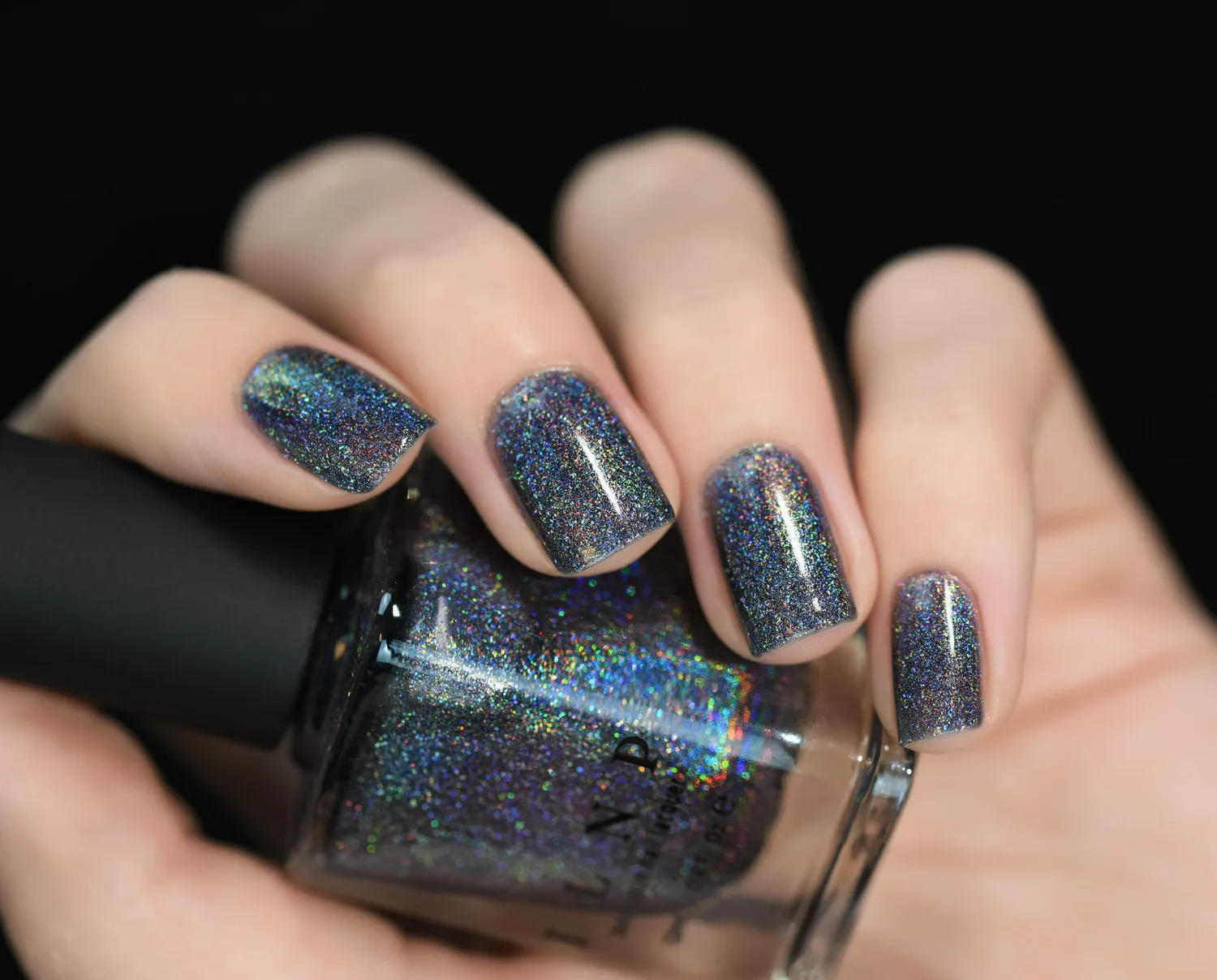 ILNP Maiden Lane nagellack mörkgrå holografiskt