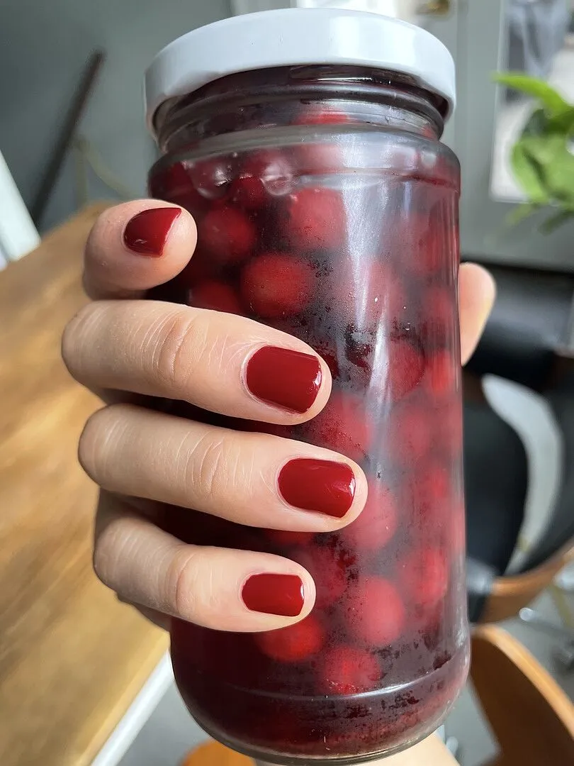 Cirque Colors Rouge Rockefeller nagellack crème vinröd