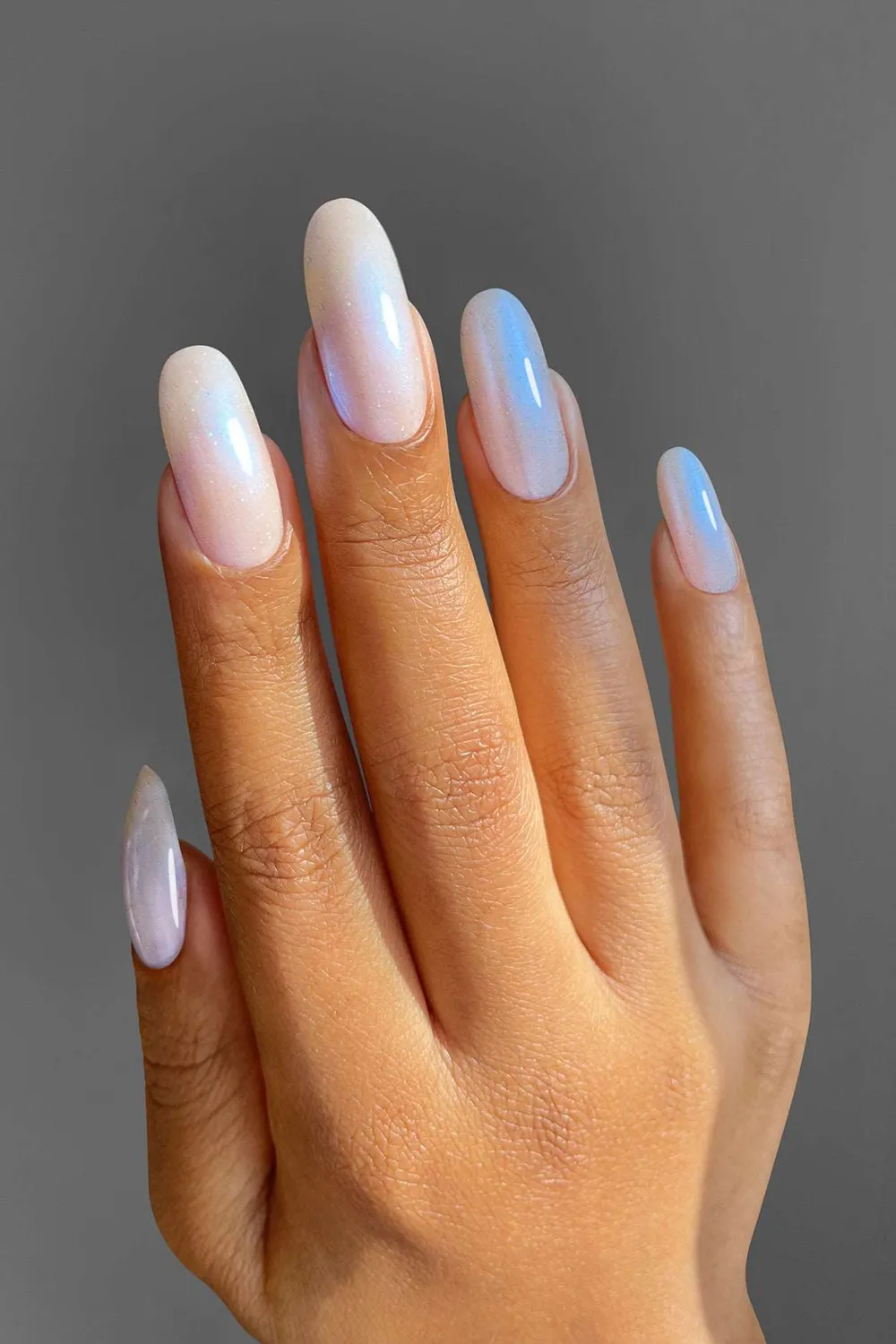 Cirque Colors Mystic Moonstone nagellack mjölkvit shimmer