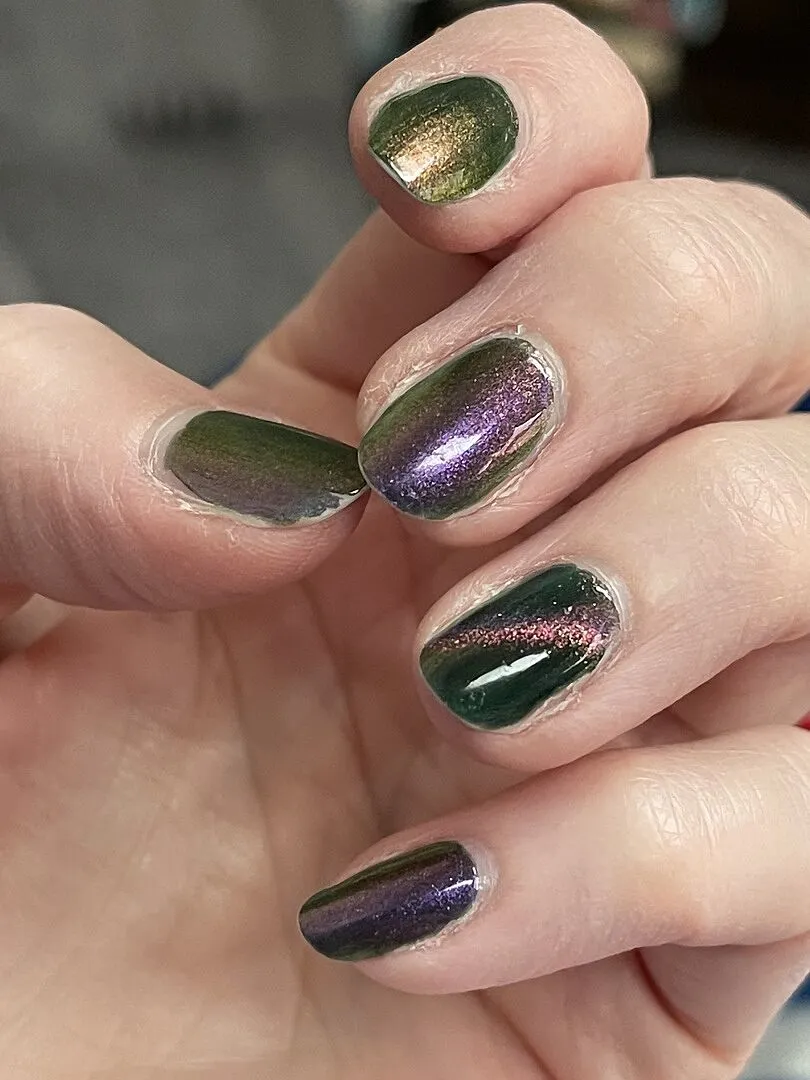 Cirque Colors Folie à Deux nagellack – magnetisk grön