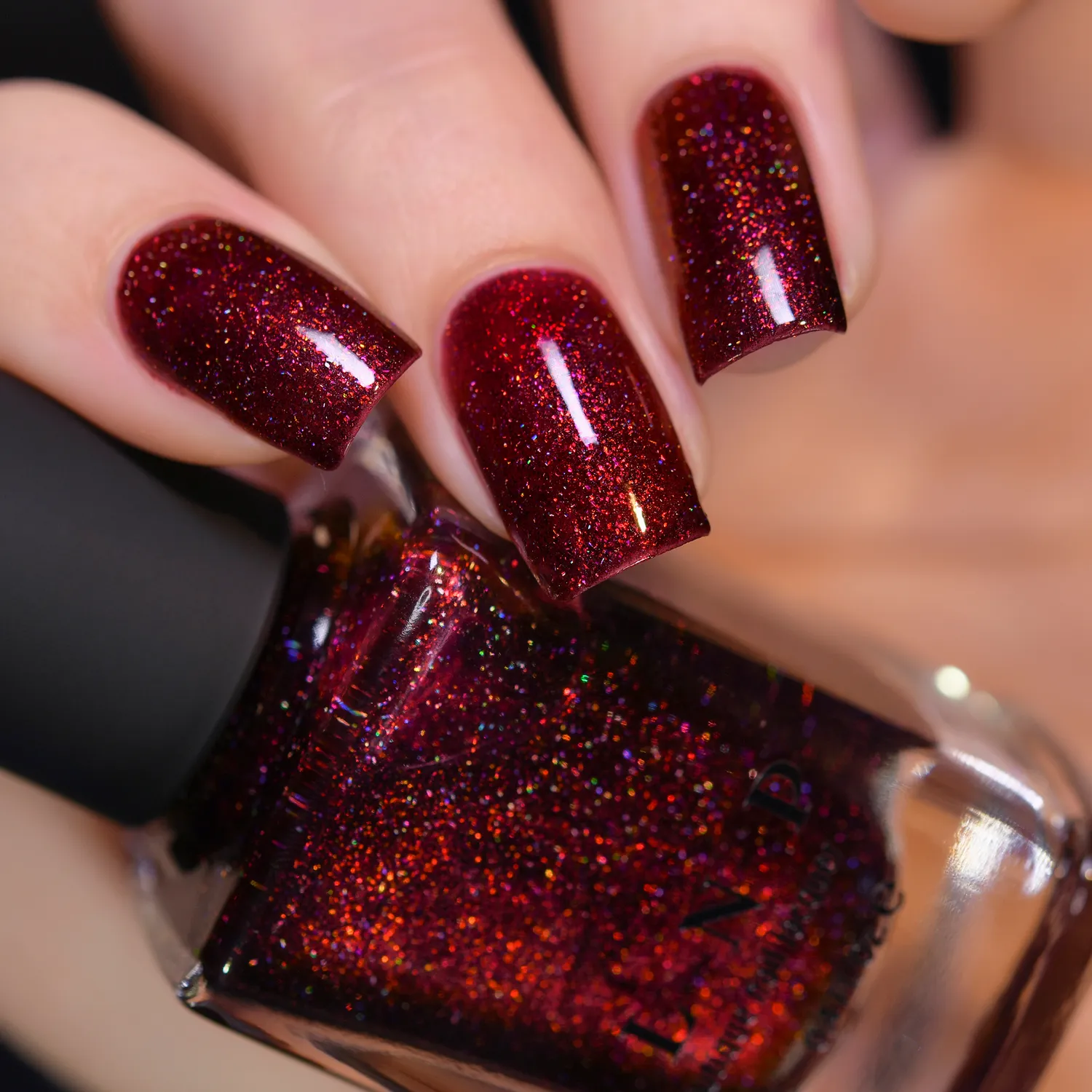 ILNP Carrie nagellack mörkröd holografisk