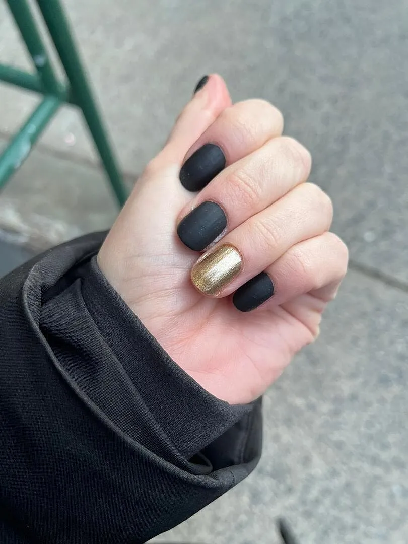 Cirque Memento Mori nagellack svart kräm
