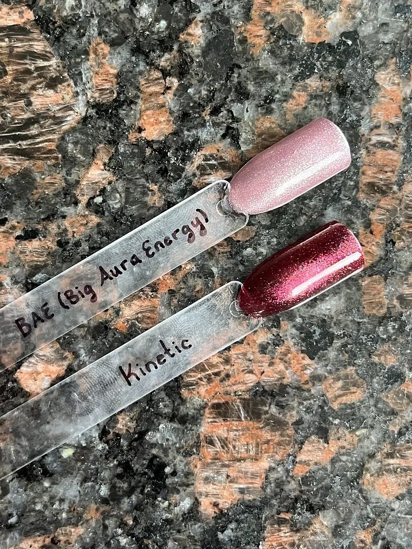 Cirque Colors Kinetic nagellack magnetiskt vinröd jelly