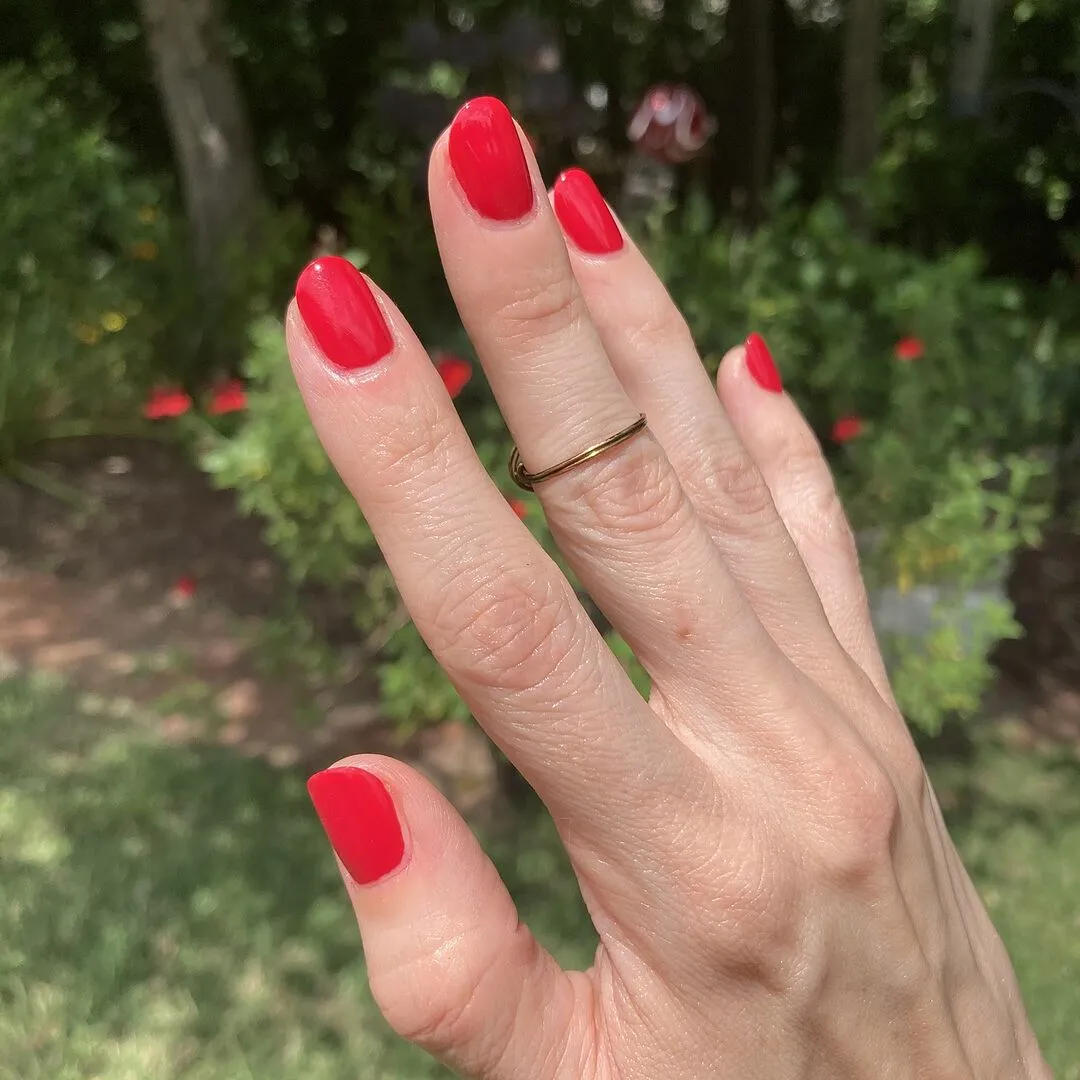Cirque Colors Strawberry Fields nagellack röd