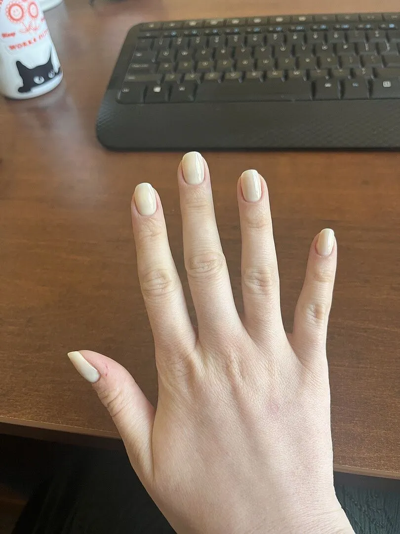 Cirque Colors Milk Glass nagellack off-white crelly