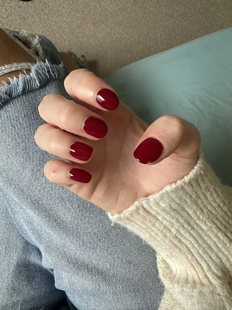 Cirque Colors Rouge Rockefeller nagellack crème vinröd