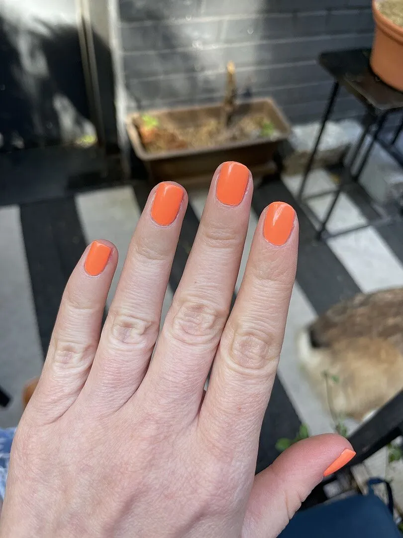 Cirque Colors Rumor Mill nagellack neonkorall kräm