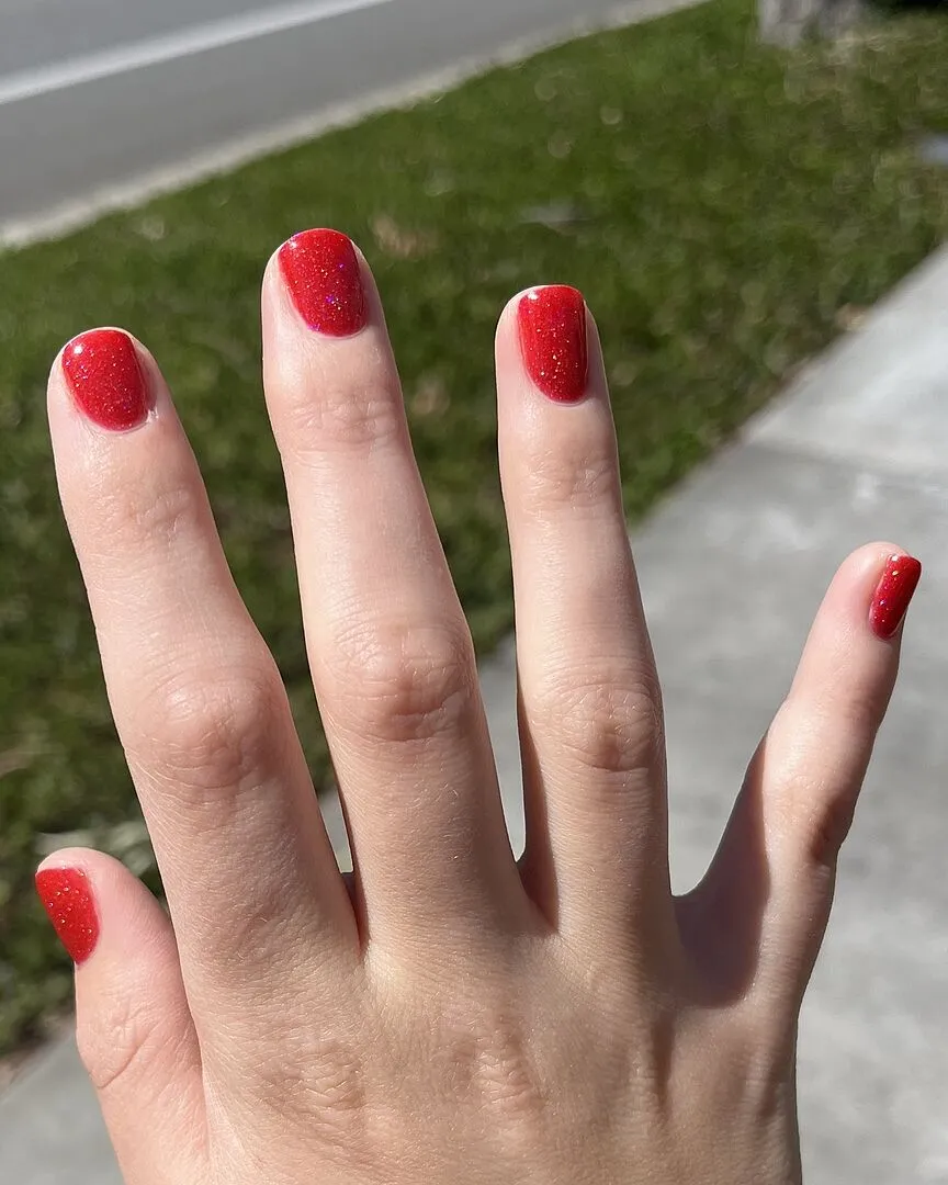 Cirque Red Bttms nagellack rött holografiskt