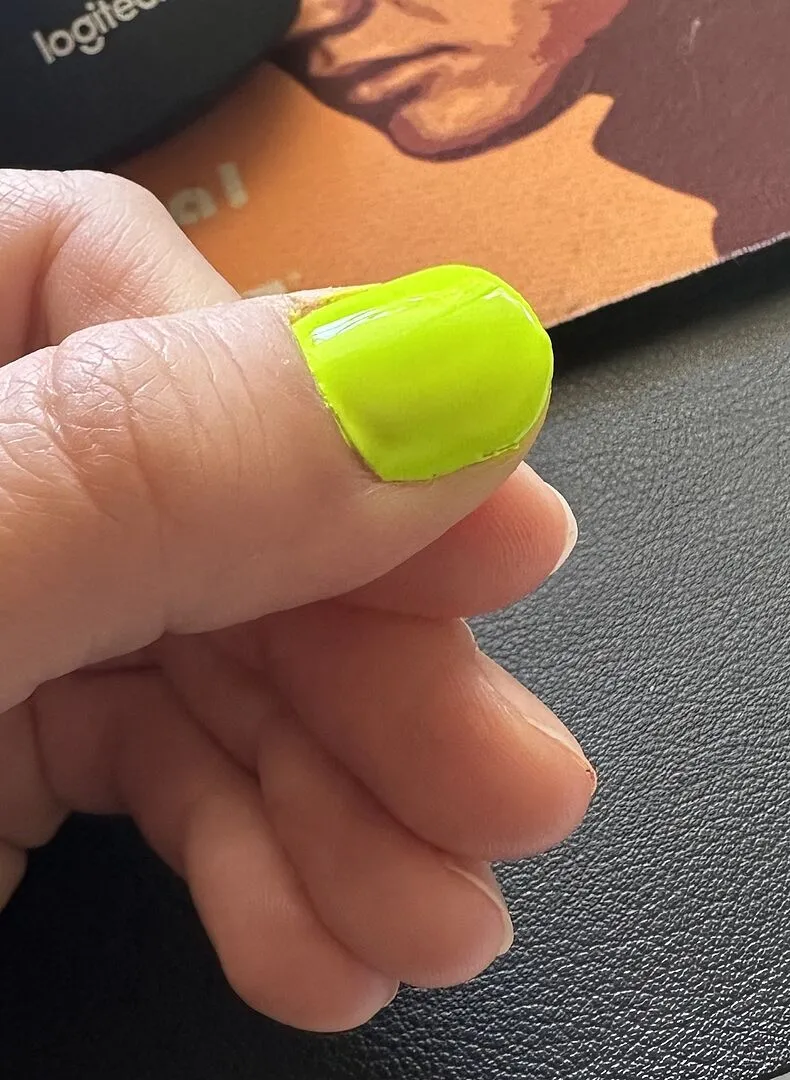 Cirque Colors Electric Daisy nagellack neon gul