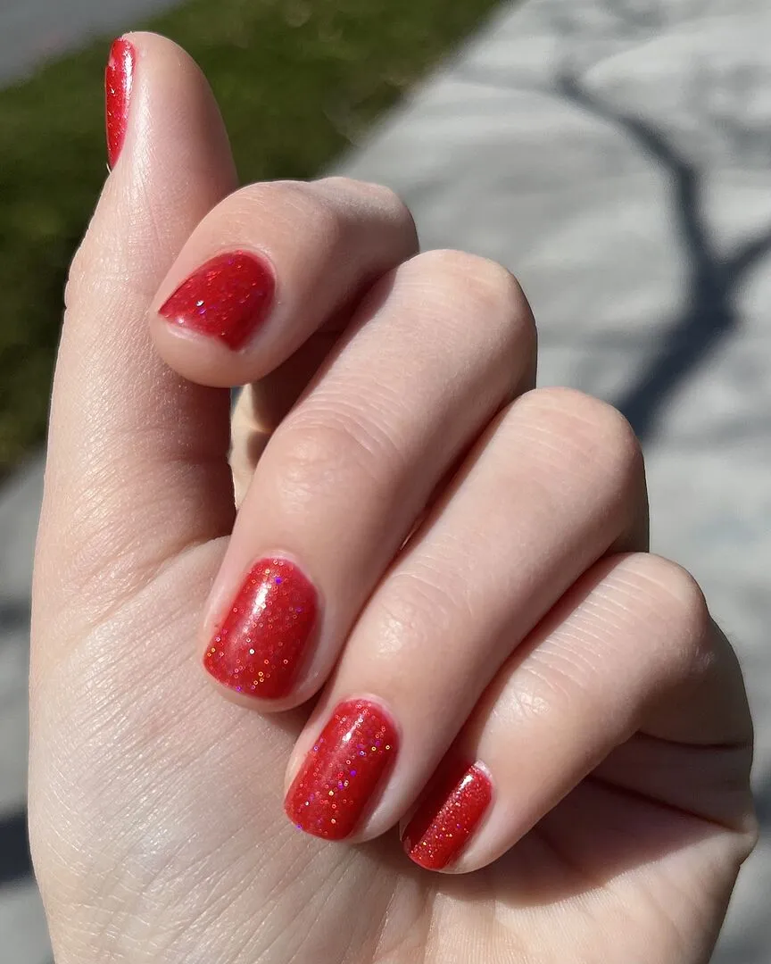 Cirque Red Bttms nagellack rött holografiskt