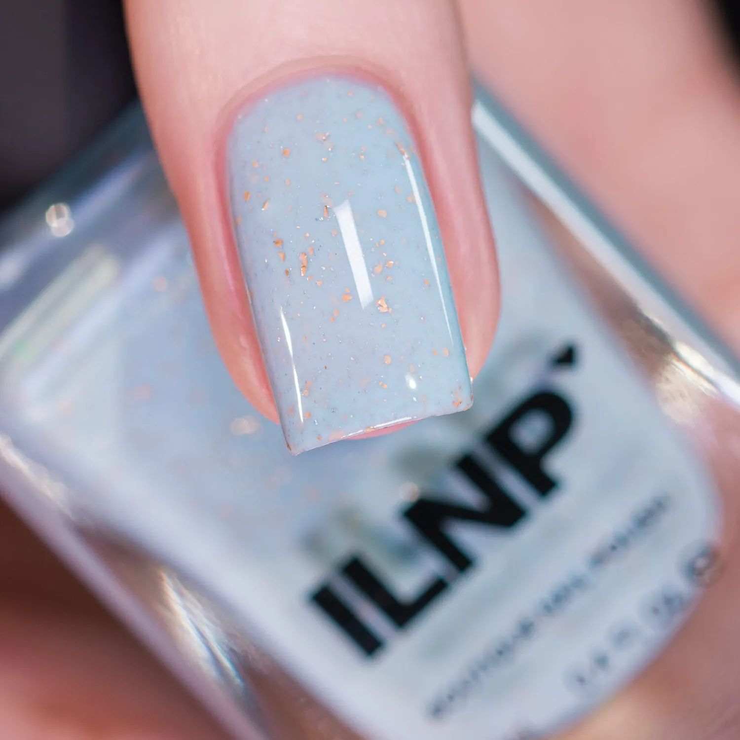 ILNP Snow Globe nagellack ljusblått holografiskt