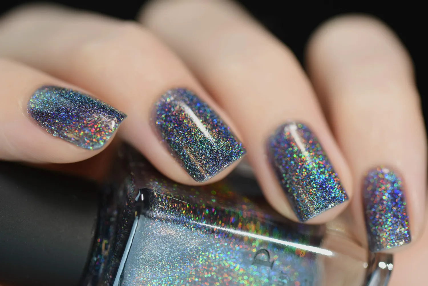ILNP Maiden Lane nagellack mörkgrå holografiskt