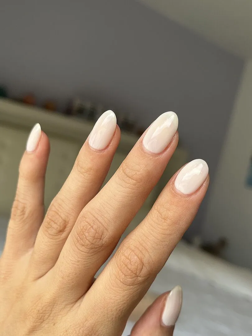 Cirque Colors Linen nagellack mjölkvitt sheer