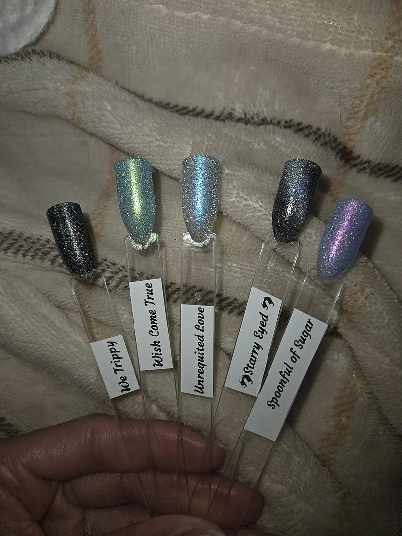Cirque Colors Unrequited Love nagellack sheer blå shimmer