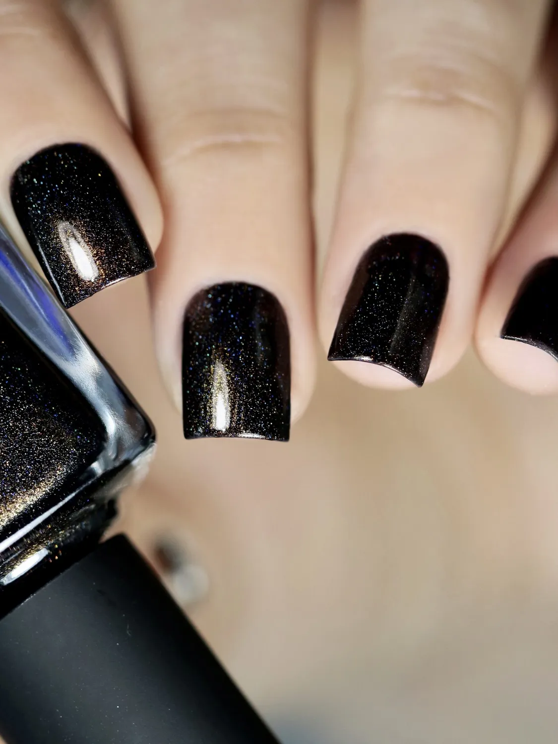ILNP Shadow Grove nagellack svart holografisk