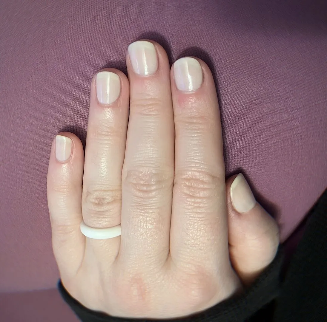 Cirque Colors Linen nagellack mjölkvitt sheer