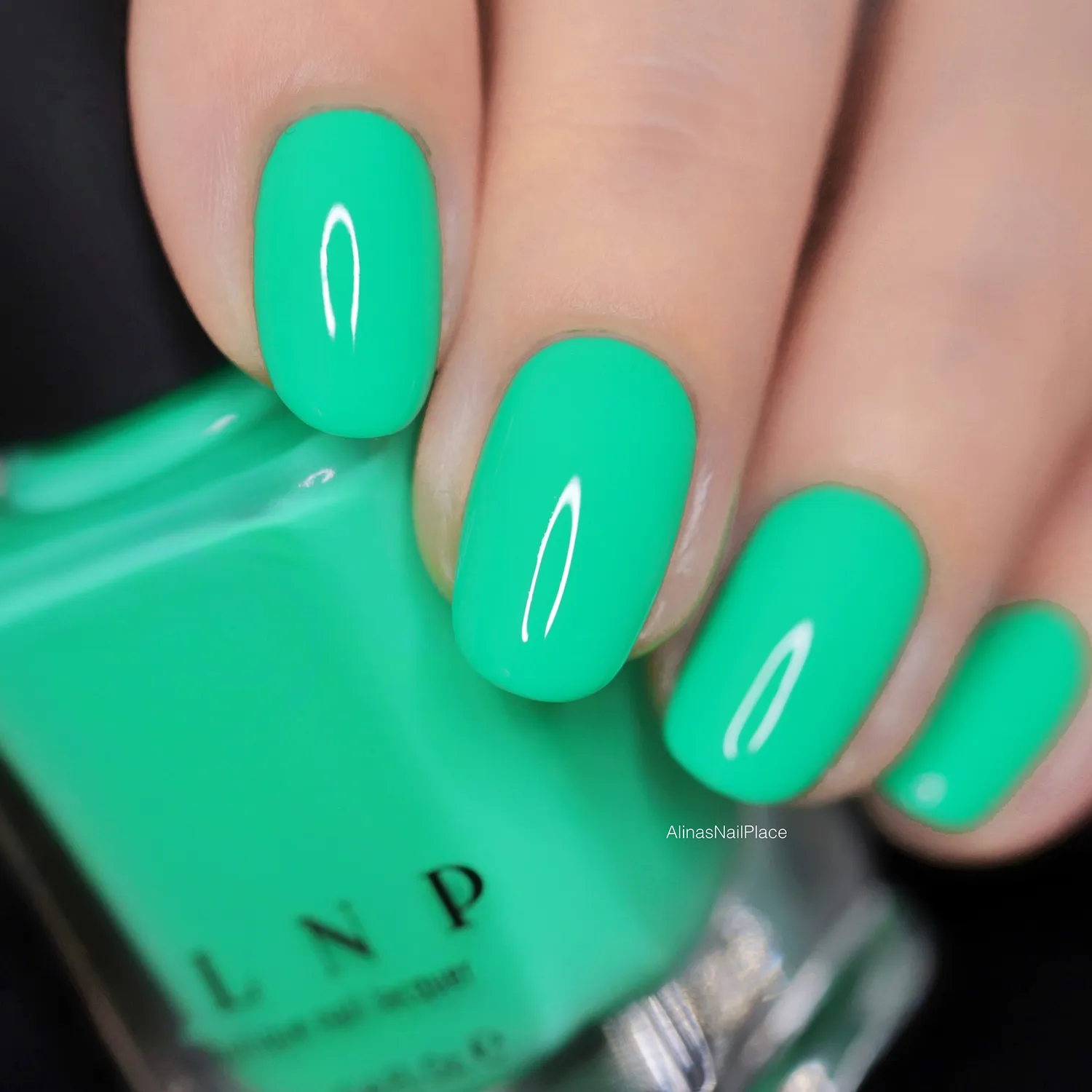 ILNP Bottoms Up nagellack ljusgrön kräm