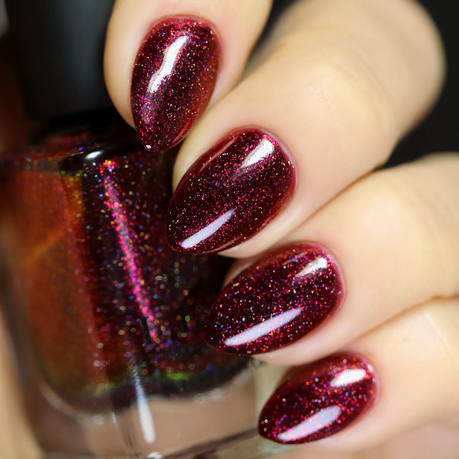 ILNP Carrie nagellack mörkröd holografisk