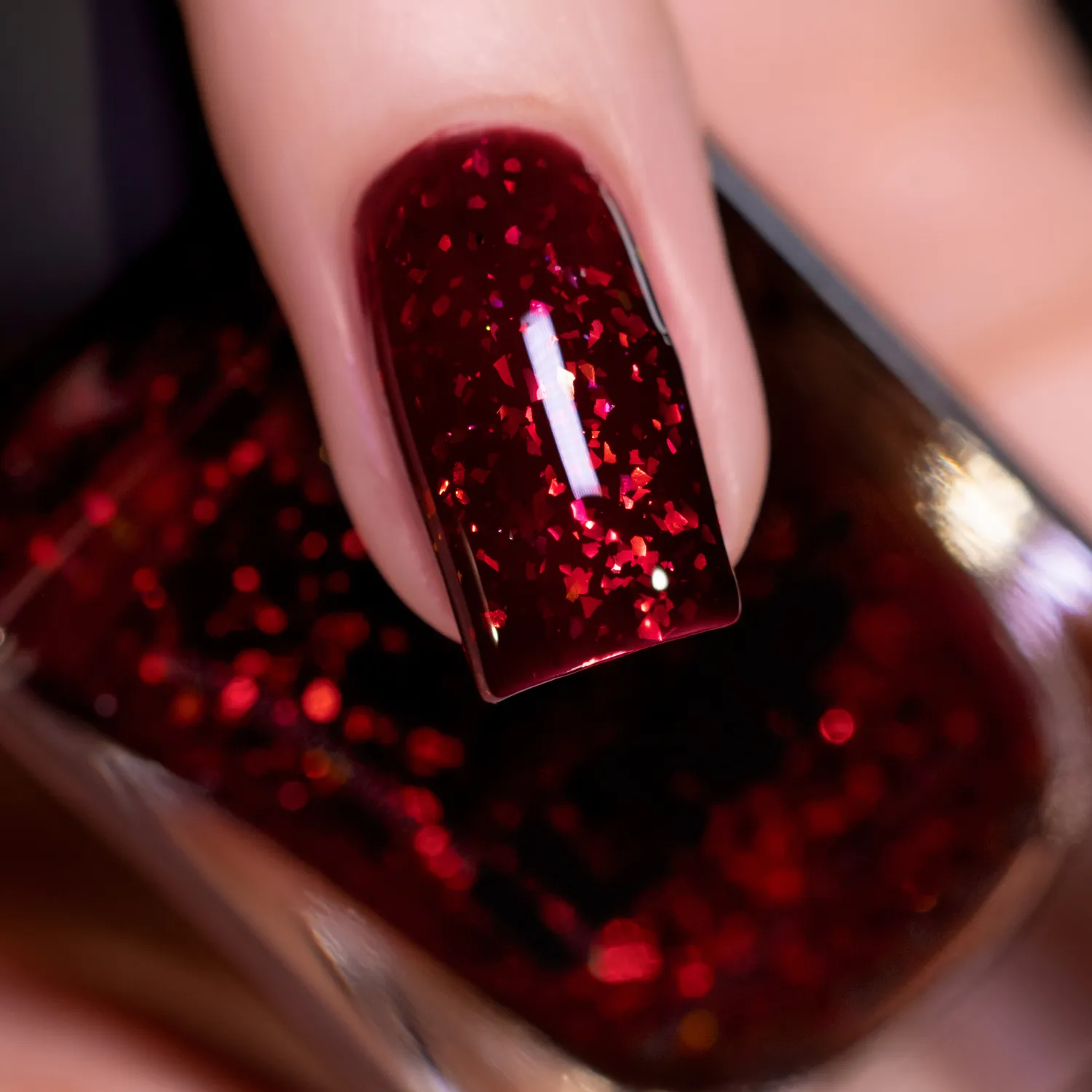 ILNP Moonlit Manor Bitten nagellack blodröd shimmer