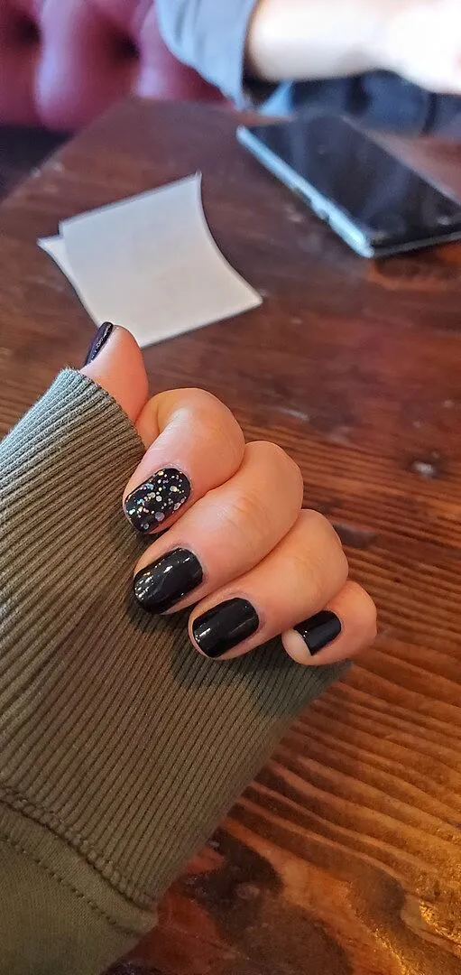 Cirque Memento Mori nagellack svart kräm
