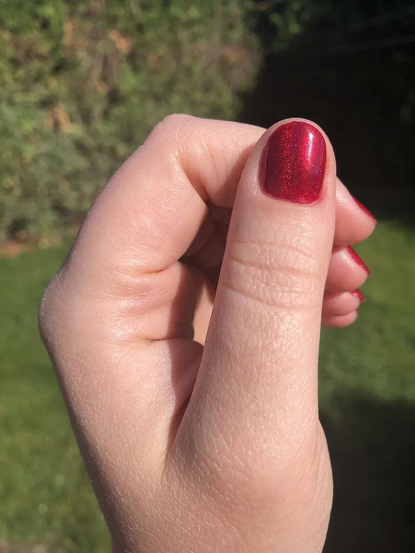 Cirque Colors Madder nagellack röd holografisk