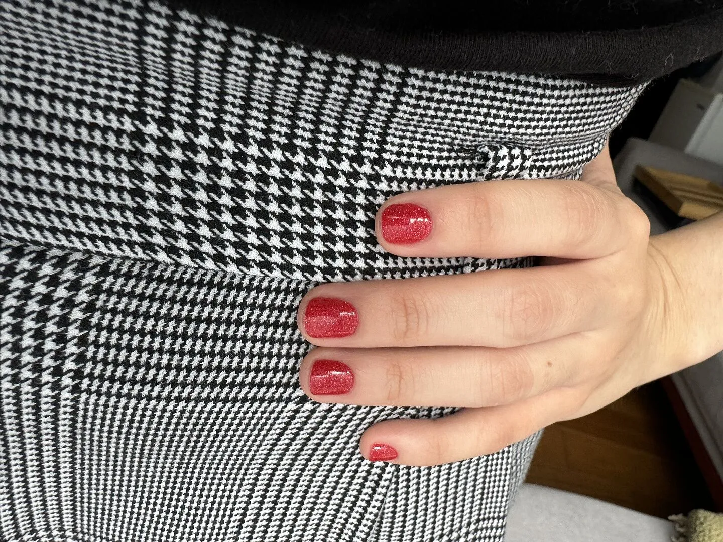 Cirque Red Bttms nagellack rött holografiskt