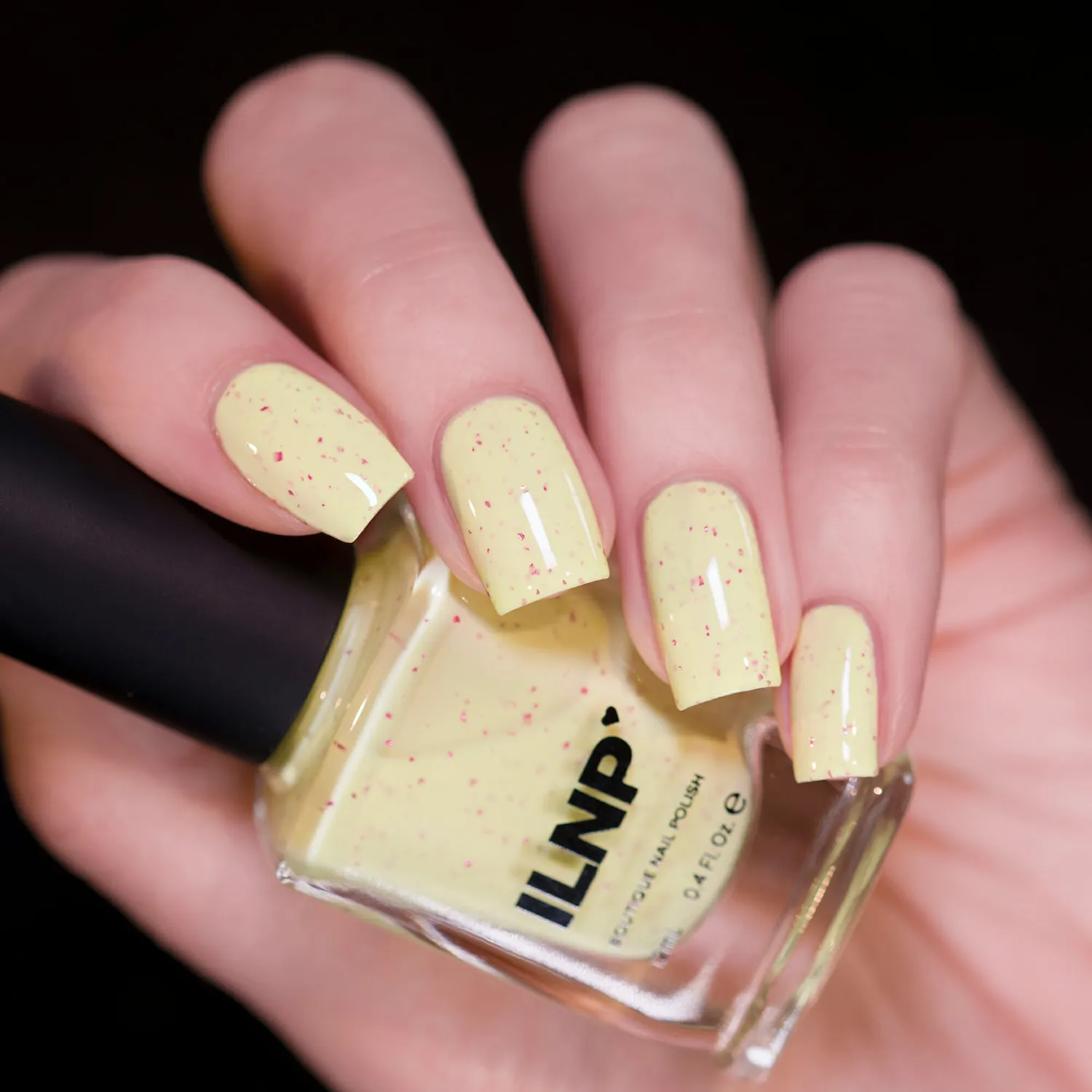 ILNP Lemon Cake nagellack pastellgult rosa flakes
