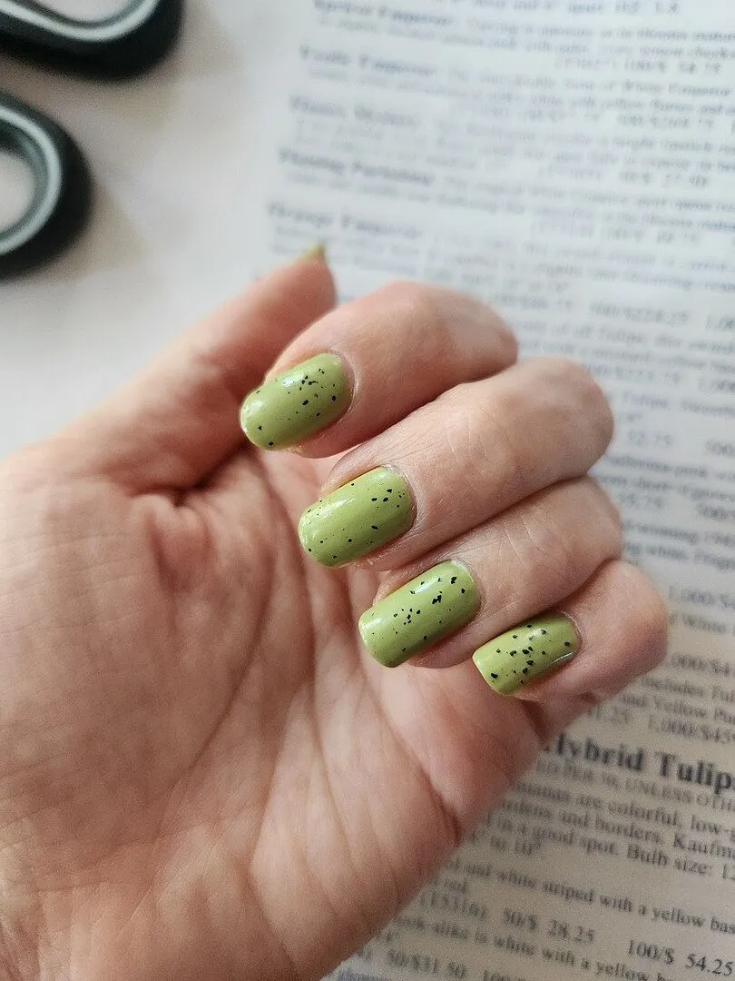 Cirque Colors Spotted topper nagellack svart prickig