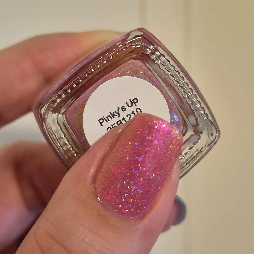 Cirque Colors Pinky’s Up nagellack magenta holografisk shimmer