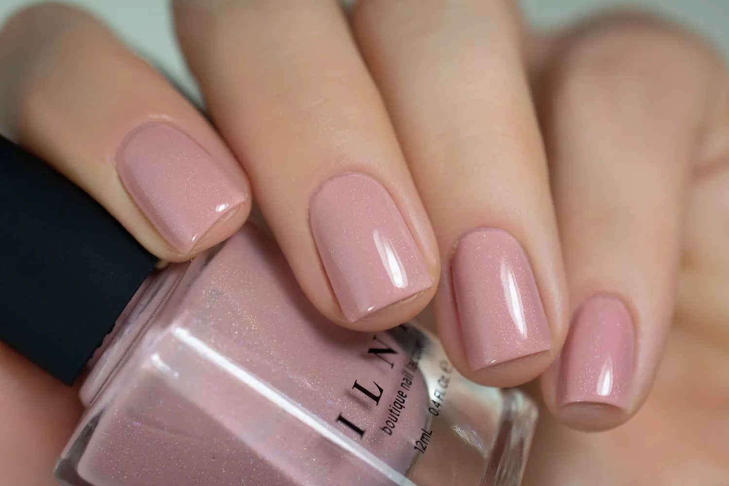 ILNP Full Bloom nagellack persikorosa holografisk