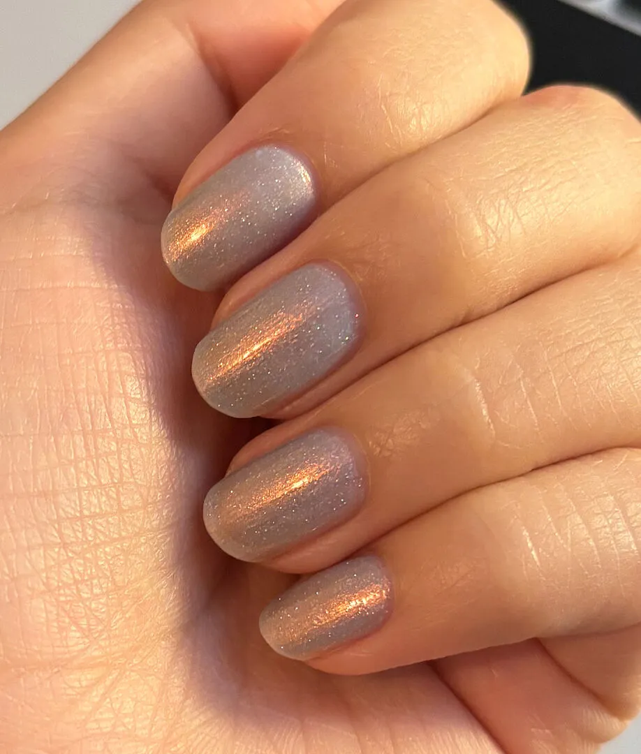 Cirque Colors Hygge nagellack sheer ljusblå kopparskimmer